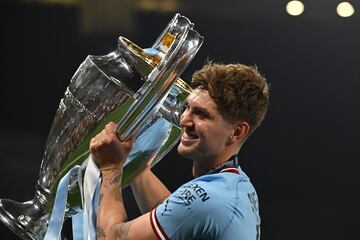 John Stones, con la copa de la Champions.