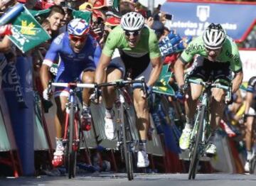 El ciclista alemán del Giant John Degenkolb (c) se dispone a conseguir la victoria en la quinta etapa de La Vuelta Ciclista a España 2014 en su 69 edición, de 183,3 kilómetros, que ha comenzado en el municipio cordobés de Priego de Córdoba y termina en la localidad malagueña de Ronda. 