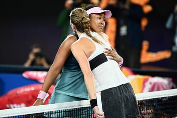 Saludo final entre las dos finalistas.