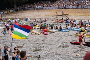 El Descenso Internacional del Sella se celebra de manera anual el primer sábado de agosto posterior al día 2 de dicho mes entre Arriondas y Ribadesella. Se trata de una competición de piragüismo, organizada por la Federación Española de Piragüismo junto al Comité Organizador del Descenso Internacional del Sella y la Federación de Piragüismo del Principado de Asturias, que recorre 20 kilómetros del río Sella. Está declarada Fiesta de Interés Turístico Internacional.