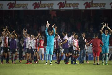 Después de cinco partidos, llegó el primer triunfo para Guadalajara. Los tapatíos se impusieron como visitantes 0-2 ante Veracruz y buscan comenzar a escalar posiciones después de un complicado arranque de torneo. Ahora, la cuenta pendiente para los rojiblancos es el de ganar como locales, condición en la que no han ganado en las últimas 11 ocasiones. El estratega paraguayo ha manifestado que en su 11 inicial entrará quien este jugando mejor, estrategia que parece que le puede funcionar como en esta ocasión que vimos a un Javier López en buen nivel.
