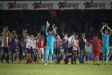 Después de cinco partidos, llegó el primer triunfo para Guadalajara. Los tapatíos se impusieron como visitantes 0-2 ante Veracruz y buscan comenzar a escalar posiciones después de un complicado arranque de torneo. Ahora, la cuenta pendiente para los rojiblancos es el de ganar como locales, condición en la que no han ganado en las últimas 11 ocasiones. El estratega paraguayo ha manifestado que en su 11 inicial entrará quien este jugando mejor, estrategia que parece que le puede funcionar como en esta ocasión que vimos a un Javier López en buen nivel. 