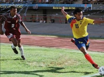 Fue uno de los seleccionados de Ecuador que pasó por Chile. Estuvo en Everton, en 1998.