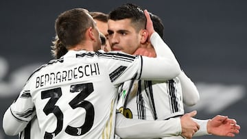 Morata, felicitado por Bernardeschi.