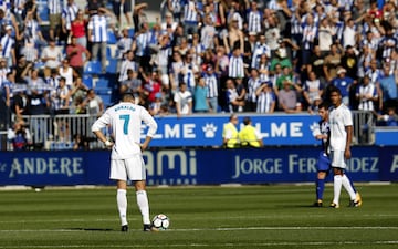 Cristiano en el centro del campo, tras el gol de Manu García.