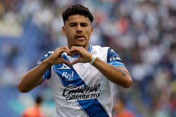 MEX2409. PUEBLA (MÉXICO), 26/08/2022.- Maximiliano Araújo del Puebla celebra hoy tras anotar contra el FC Juárez, durante un partido por la jornada 11 del torneo Apertura 2022 de la Liga MX, en el Estadio Cuauhtémoc en Puebla (México). EFE/Hilda Ríos
