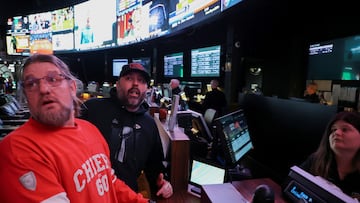 Aficionados realizan sus apuestas en un local de Las Vegas.