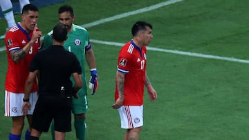 Futbol, Brasil vs Chile.
Clasificatorias al mundial de Catar 2022.
Los jugadores de Chile se lamentan luego del gol de Brasil durante el partido por las clasificatorias al Mundial de Catar 2022 realizado en el Estadio Maracana
Rio de Janeiro, Brasil.
24/03/2022
Heuler Andrey/DiaEsportivo/Photosport
Football, Brazil vs Chile.
2022 World cup Qatar qulifying match.
Chile's players react after the goal of Brasil for 2022 Qatar World Cup qualifier football match at Maracana stadium Rio de Janeiro, Brasil.
03/24/2022
Heuler Andrey/DiaEsportivo/Photosport