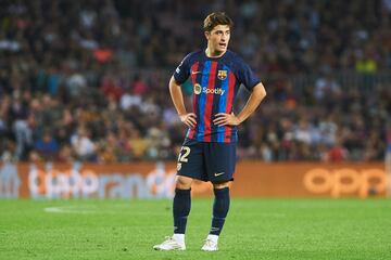 Pablo Torre llegó al Barcelona el verano de 2022, con 19 años, tras destacar y triunfar en el ascenso a Segunda del Racing de Santander. En su primer año defendiendo la camiseta blaugrana, alternó el primer y el segundo equipo. Tras un año cedido en el Girona, esta temporada forma parte de la primera plantilla blaugrana.