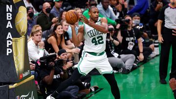 BOSTON, MASSACHUSETTS - JUNE 16: Al Horford #42 of the Boston Celtics saves a loose ball against the Golden State Warriors during the fourth quarter in Game Six of the 2022 NBA Finals at TD Garden on June 16, 2022 in Boston, Massachusetts. NOTE TO USER: User expressly acknowledges and agrees that, by downloading and/or using this photograph, User is consenting to the terms and conditions of the Getty Images License Agreement.   Elsa/Getty Images/AFP
== FOR NEWSPAPERS, INTERNET, TELCOS & TELEVISION USE ONLY ==