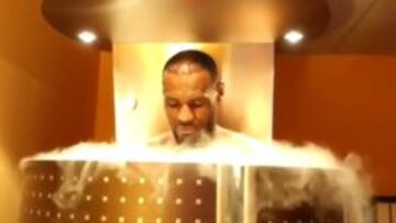 LeBron James, sometiéndose a crioterapia.
