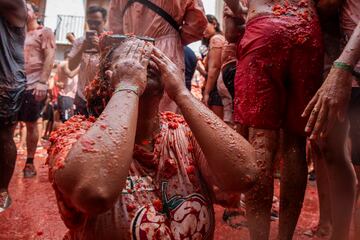 La localidad valenciana ha vuelto a albergar su mítica fiesta donde miles de personas han protagonizado una 'batalla campal' a base de lanzamientos de tomates.