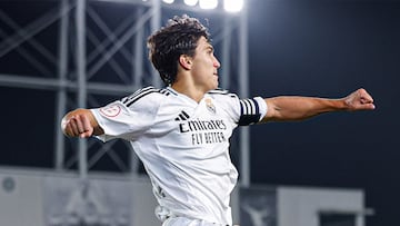 Gonzalo García celebra su gol de penalti al Intercity con el Castilla.