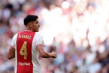 Edson Álvarez durante un partido con el Ajax.