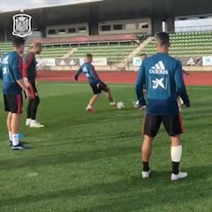 ¡A Paco Alcácer le sale todo! Caño espectacular que arrancó los aplausos de sus compañeros