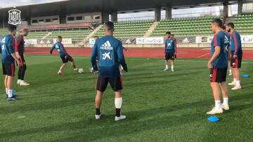 ¡A Paco Alcácer le sale todo! Caño espectacular que arrancó los aplausos de sus compañeros