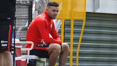 Mena será baja por un mes y deja la concentración de Chile