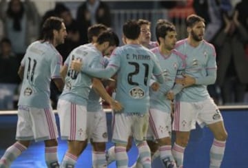 2-0. Santi Mina celebra con sus compañeros el segundo gol.