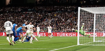 1-1. Centro desde la derecha de David Raum y Willi Orban, remata de cabeza al lado izquierdo de la portería de Andriy Lunin.