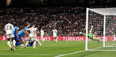 1-1. Centro desde la derecha de David Raum y Willi Orban, remata de cabeza al lado izquierdo de la portería de Andriy Lunin.