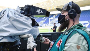 Cámara de televisión en el PreZero Arena en el partido entre el 1899 Hoffenheim y Hertha BSC. 