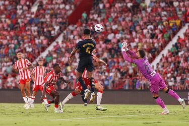 1-2. Centro de Toni Kroos al área y Jude Bellingham, viniendo desde atrás, salta y remata de cabeza superando a Maximiniano.