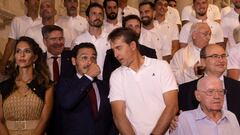 Lopetegui dialoga con el vicepresidente Del Nido Carrasco.