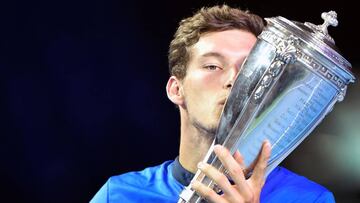 Pablo Carreno Busta besa el trofeo de Moscú.