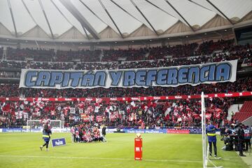 


El Atlético de Madrid ha rendido homenaje a Gabi en los momentos previos al partido frente al Espanyol. Un gran tifo, en el que se podía leer: "Capitán y Referencia", adornó el Wanda Metropolitano a la salida de los jugadores al terreno de juego. 
