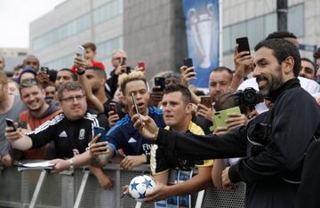 Robert Pires con los aficionados. 