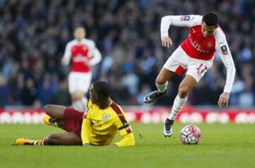 Una marca registrada: Sánchez evadiendo a un defensor. 