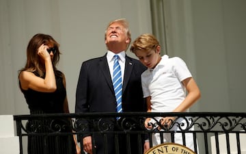 Probablemente, una de las imágenes más virales de Trump: Mirando directo al eclipse sin gafas protectoras