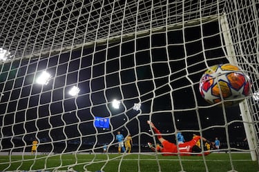 Asistencia de Pedri al delantero polaco en el borde del área, se hace un hueco y dispara raso, ajustado al palo, imparable para la estirada de Alex Meret.