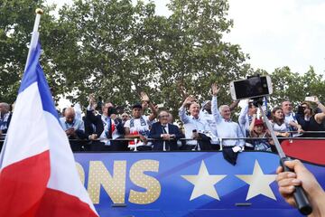 La selección francesa ha llegado al aeropuerto Roissy-Charles de Gaulle rodeado de una gran espectación. Después se han subido al clásico autobús para recorrer las calles de París y celebrar la segunda estrella con los aficionados.