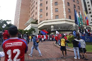 Hinchas del DIM se reunieron a las afueras de las oficinas del club para protestar ante la dirigencia