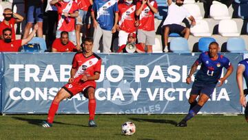 Sosa, jugador de la AD Torrejón CF, y Cata Díaz, del CD Móstoles URJC, disputan un balón durante el partido de semifinales por el ascenso a Segunda División RFEF que enfrentó a ambos equipos (1-1) en el estadio mu