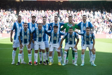 Once inicial del Espanyol: Álvaro Fernández; Óscar Gil, Sergi Gómez, Cabrera, Brian Oliván; Vini Souza, Calero, Sergi Darder; Melamed, Joselu y Braithwaite.