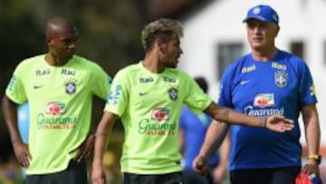 Scolari charlando con Neymar y Fernandinho