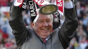 <b>CON LA PREMIER. </b>Ferguson alza su último trofeo conquistado.
