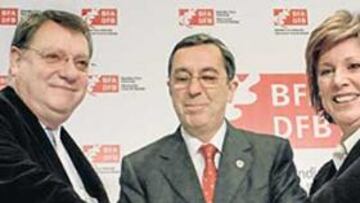 <b>ACUERDO. </b>Irala (BBK), Bilbao (Diputación) y Urkijo (Athletic), en la presentación