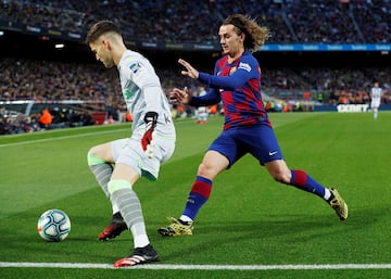 El jugador del Barcelona, Griezmann, presiona al portero de la Real Sociedad ?lex Remiro.