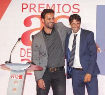 Juan Carlos Valerón recibió una mención de As por su trayectoria deportiva, además de su aportación al Juego Limpio. En la imagen junto a Kiko Narvaez
