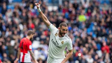 GRAF5175. MADRID, 21/04/2019.- El jugador franc&eacute;s del Real Madrid Karim Benzema celebra su segundo gol marcado contra el Athletic Club de Bilbao, durante el partido correspondiente a la trig&eacute;simo tercera jornada de Liga, disputado en el Esta