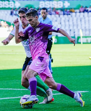 Íñigo, del Racing, en pugna con un jugador del Málaga.