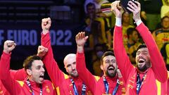 Spain celebrate with their silver medals and trophy after the Men's European Handball Championship final match between Spain and Sweden in the MVM Dome arena in Budapest, Hungary, on January 30, 2022. (Photo by Attila KISBENEDEK / AFP)
