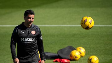 GRAFCAT2581. GIRONA (ESPAÑA), 11/04/2024.-El técnico del Girona FC, Míchel Sánchez, durante el entrenamiento que realiza la plantilla gerundense en las instalaciones de La Vinya, para preparar el partido de liga que disputarán el próximo sábado ante el Atlético de Madrid en el Civitas Metropolitano.EFE/ David Borrat
