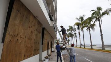 Hurricane Orlene closes in on Mexico
