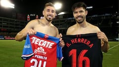Herrera y Oribe cambiando playeras.