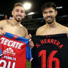 Héctor Herrera y Oribe Peralta intercambiaron camisetas