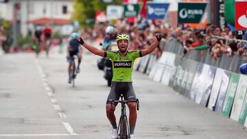 El ciclista del Euskadi-Murias H&eacute;ctor S&aacute;ez celebra su victoria en la sexta etapa de la Volta a Portugal.